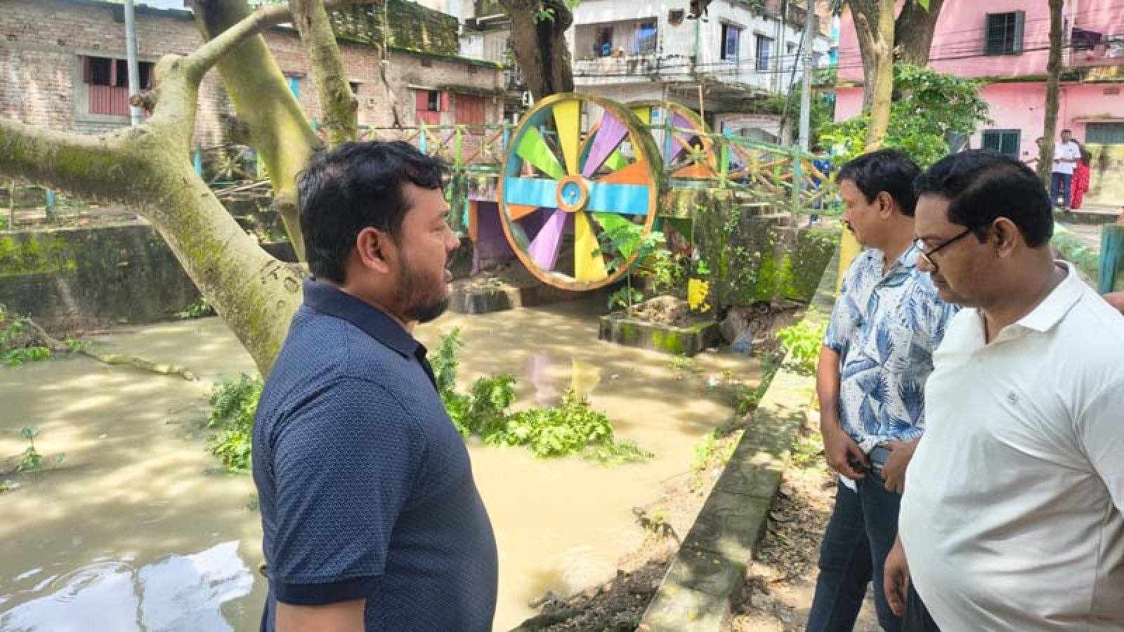 মন্নুজান স্কুলের সামনের ফুটওভার ব্রিজে সামান্য ফাটল, সরেজমিন পরিদর্শনে রাসিক প্রশাসকের