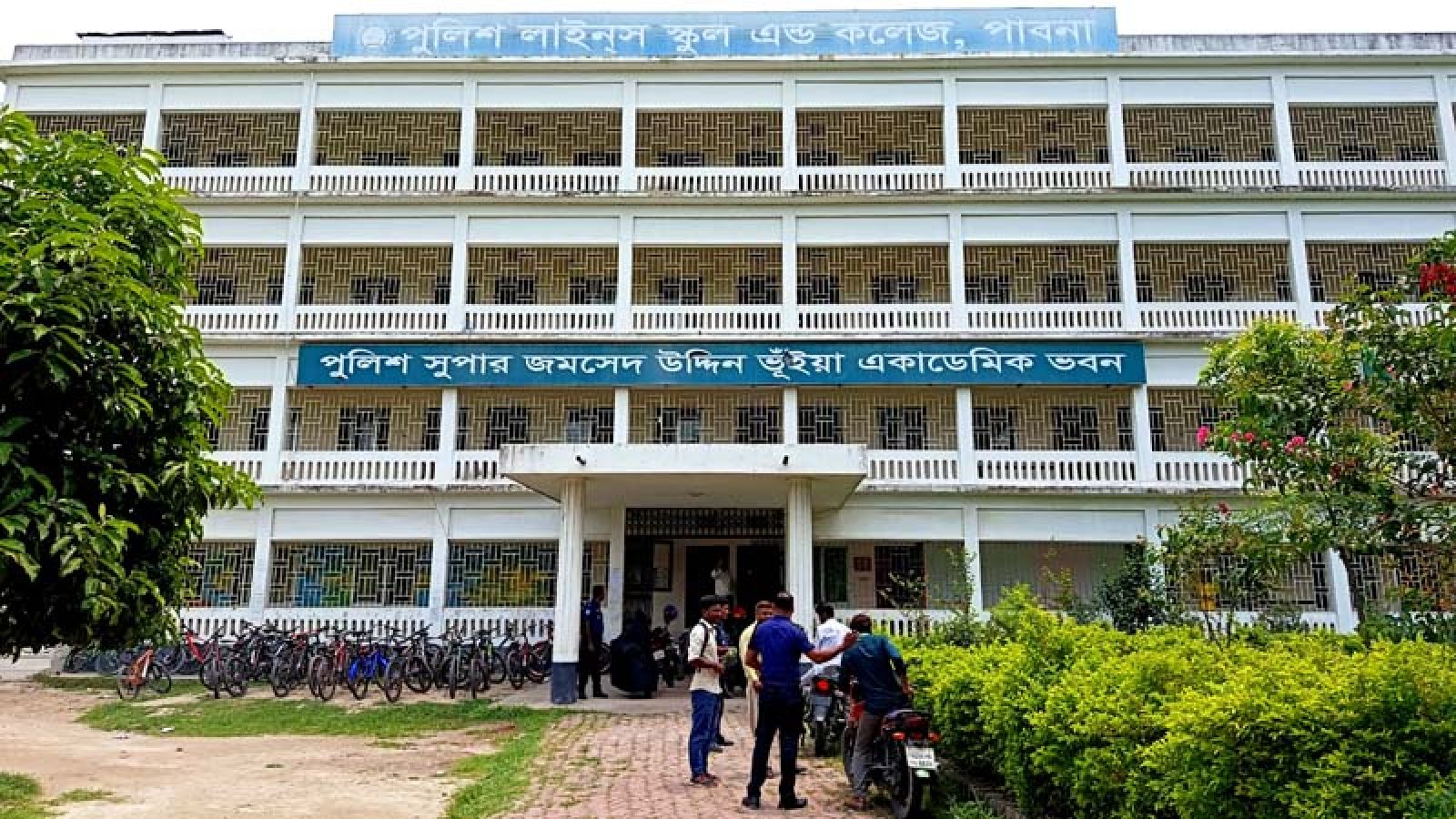 ক্লাস চলাকালে মাথায় খুলে পড়ল ফ্যান, আহত শিক্ষার্থী