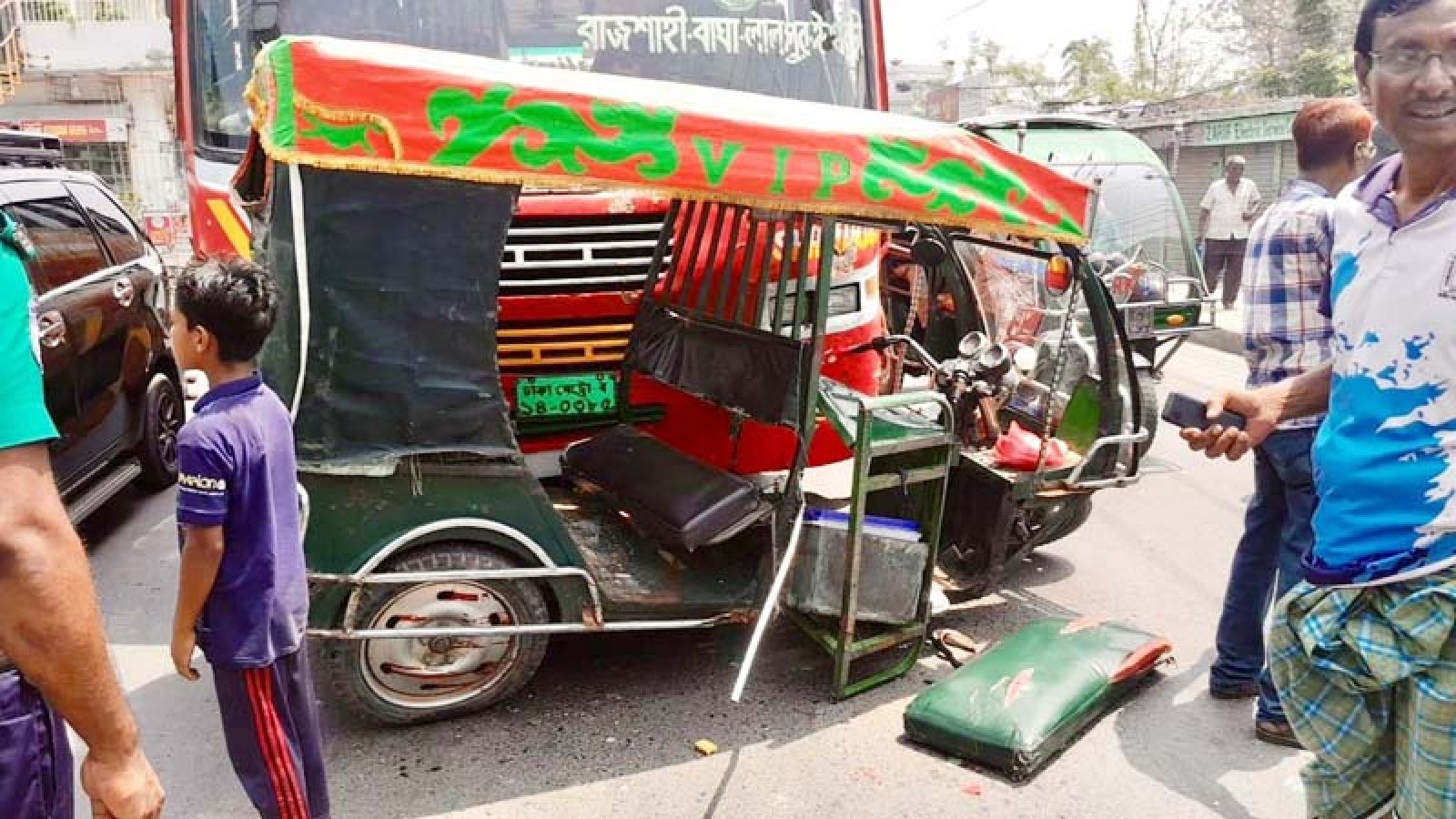 রাজশাহীতে বাস ও অটোরিকশার মুখোমুখি সংঘর্ষে গৃহবধূ নিহত