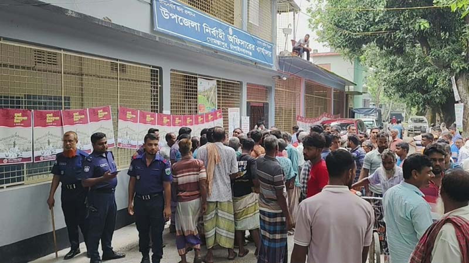গোমস্তাপুরে সার সংকটের প্রতিবাদে উপজেলা পরিষদে কৃষকদের বিক্ষোভ