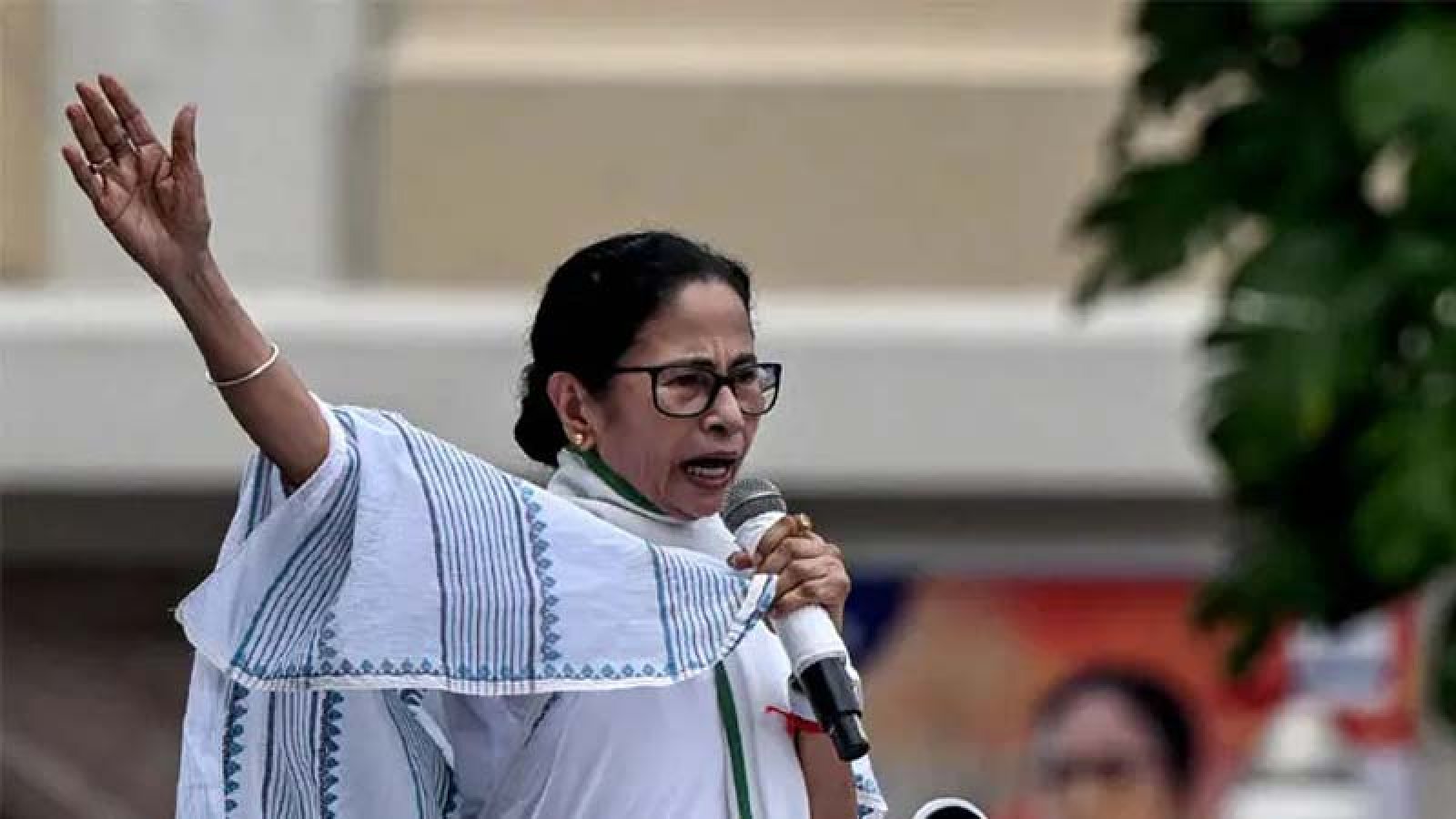 মমতা ব্যানার্জী অনড়, বিধানসভা ভেঙে দিলেন গভর্নর: এখন বিকল্প কী?