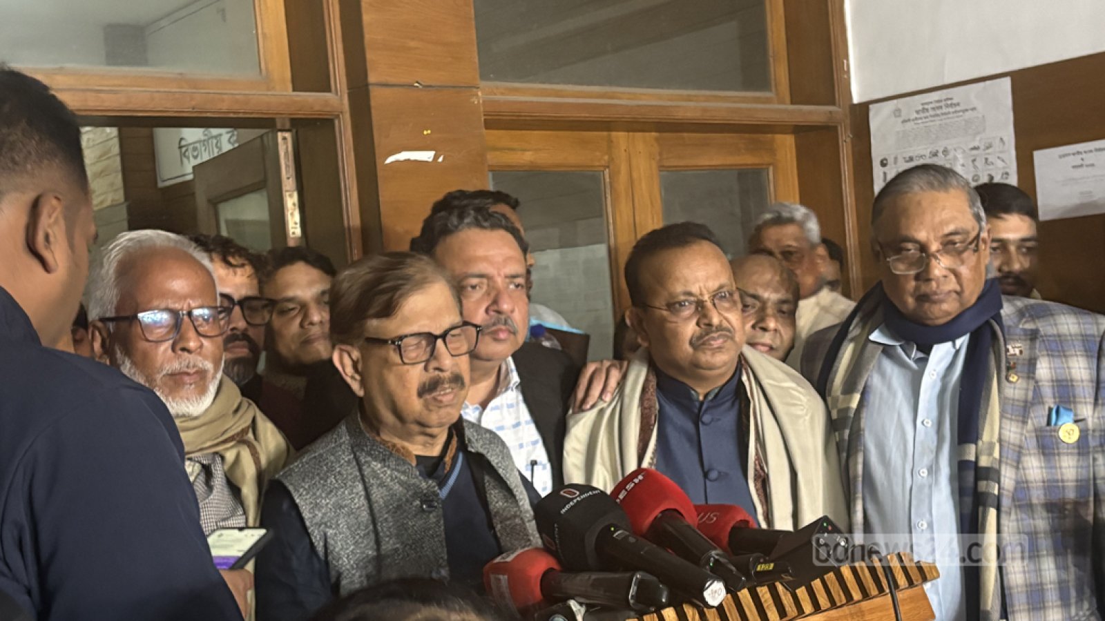 মান্নার প্রার্থিতা এক আসনে বাতিল হলেও আরেক আসনে বৈধ কেন?