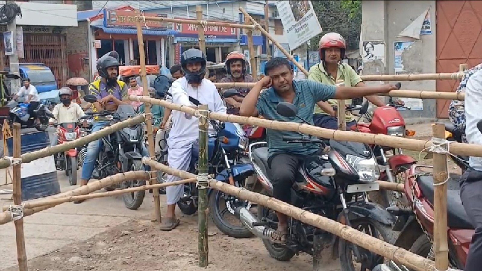 জ¦ালানি তেল পেতে ভোগান্তি কমাতে ও অনিয়ম ঠেকাতে নওগাঁয় ফুয়েল ব্যবস্থাপনা অ্যাপ চালু