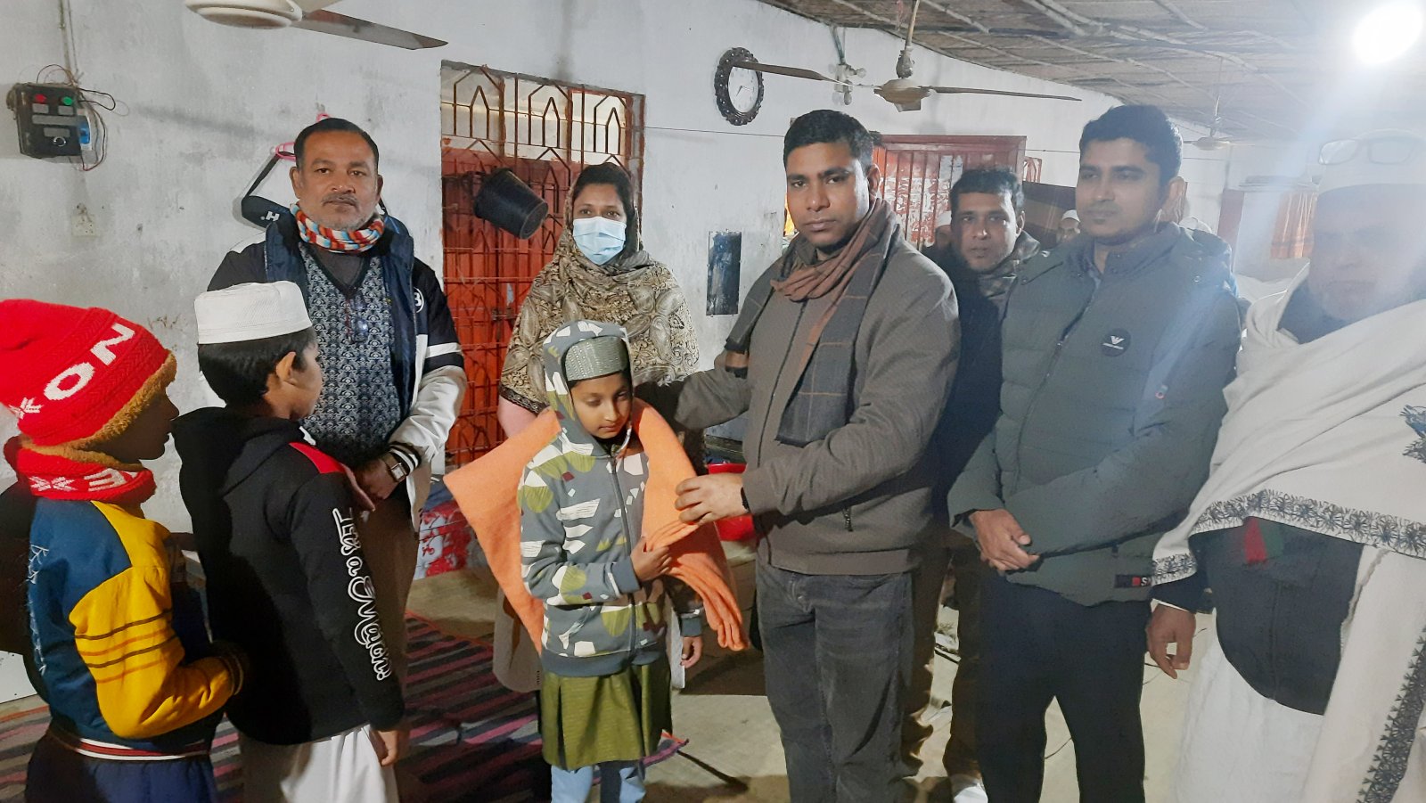 মাদ্রাসার ছাত্র ও ছিন্নমূল মানুষের পাশে পুঠিয়া উপজেলা প্রশাসন