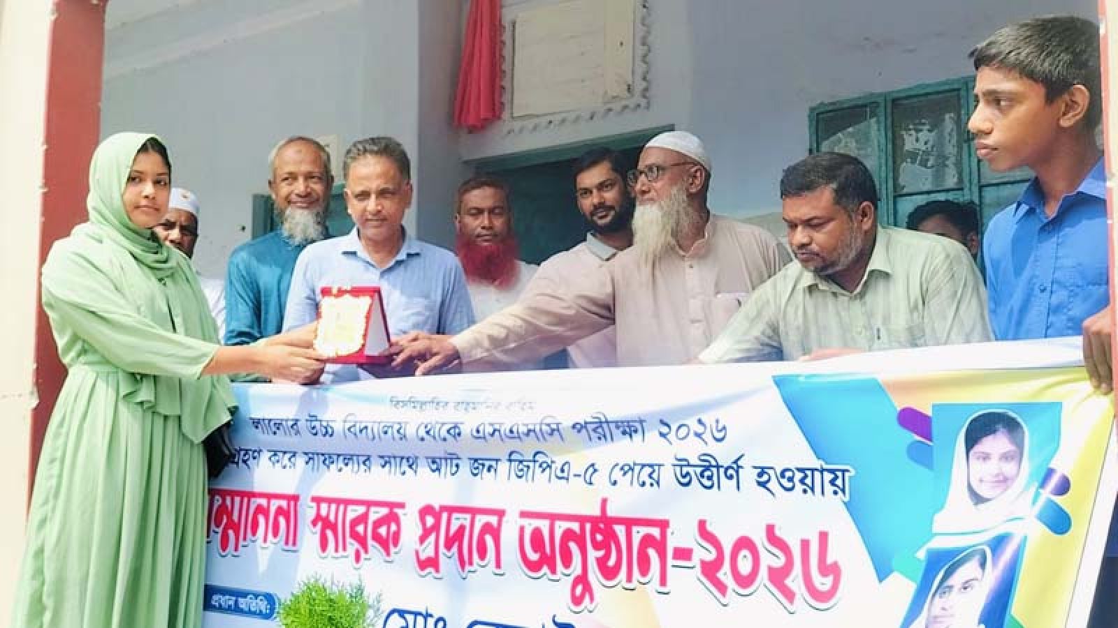 সিংড়ায় লালোর উচ্চ বিদ্যালয়ের জিপিএ-৫ পাওয়া ৮ শিক্ষার্থীকে সংবর্ধনা