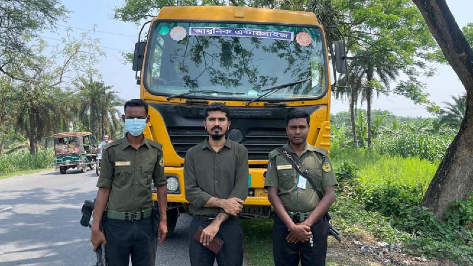 পুঠিয়ায় বেপরোয়া ড্রাম ট্রাকের বিরুদ্ধে মোবাইল কোর্ট, চালককে জরিমানা