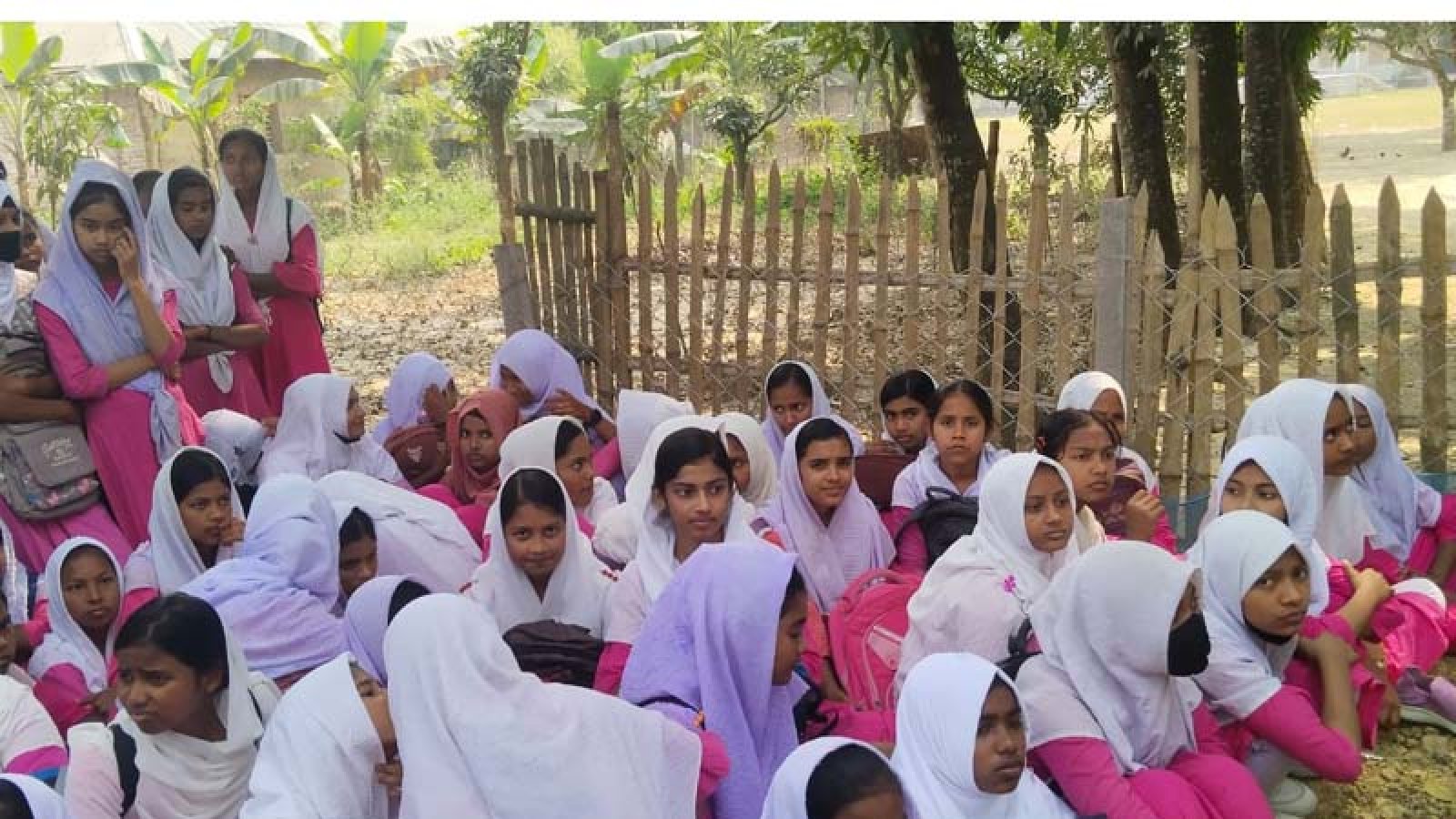 তানোরে স্কুলের গেট বন্ধ করে তারকাটার বেড়া, ক্লাস না করেই ফিরলেন শিক্ষার্থীরা