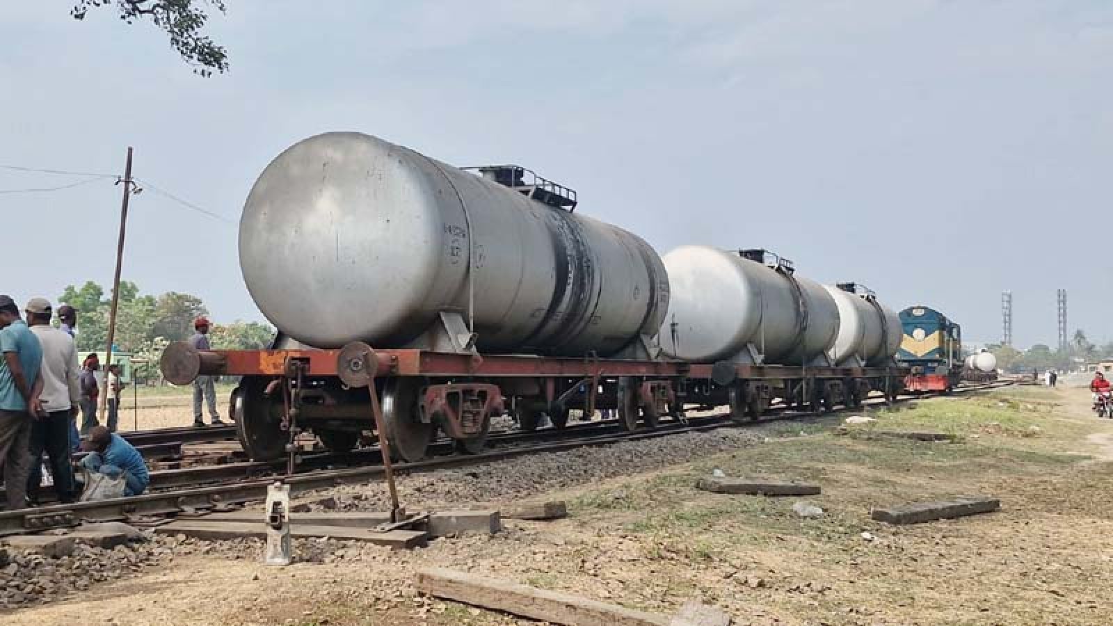৯ ঘণ্টা পর রহনপুর-রাজশাহী রুটে ট্রেন চলাচল স্বাভাবিক