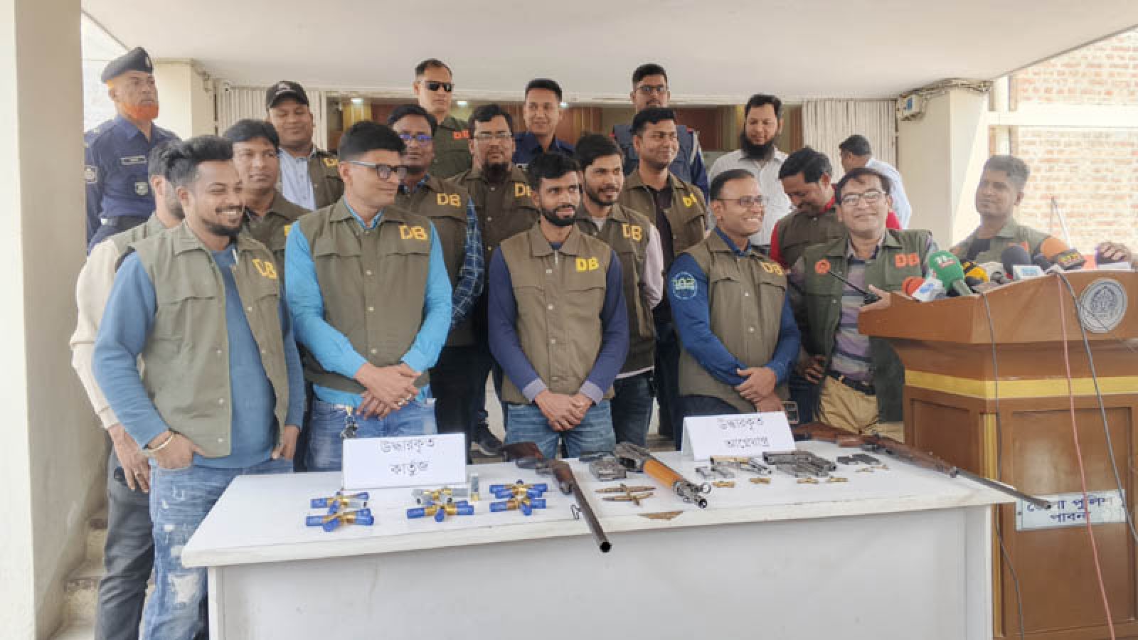পাবনায় ডিবি পুলিশের বিশেষ অভিযানে পাঁচটি আগ্নেয়াস্ত্র-গুলি সহ আটক ৩