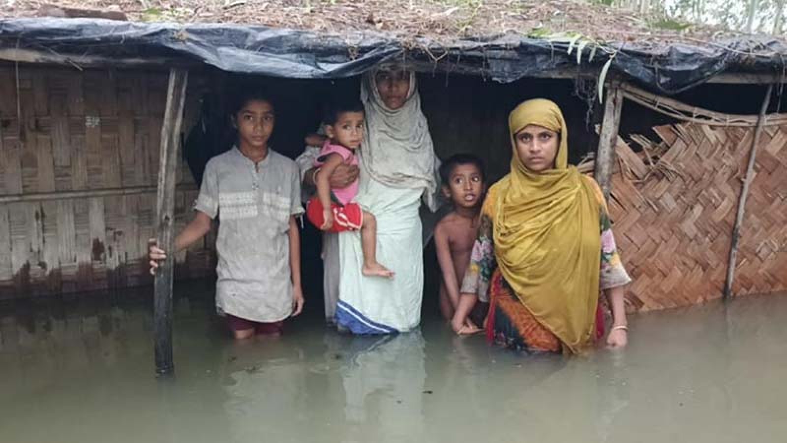 কক্সবাজারে বিশুদ্ধ পানি ও খাবারের সংকট, দুর্গম এলাকায় পৌঁছায়নি ত্রাণ