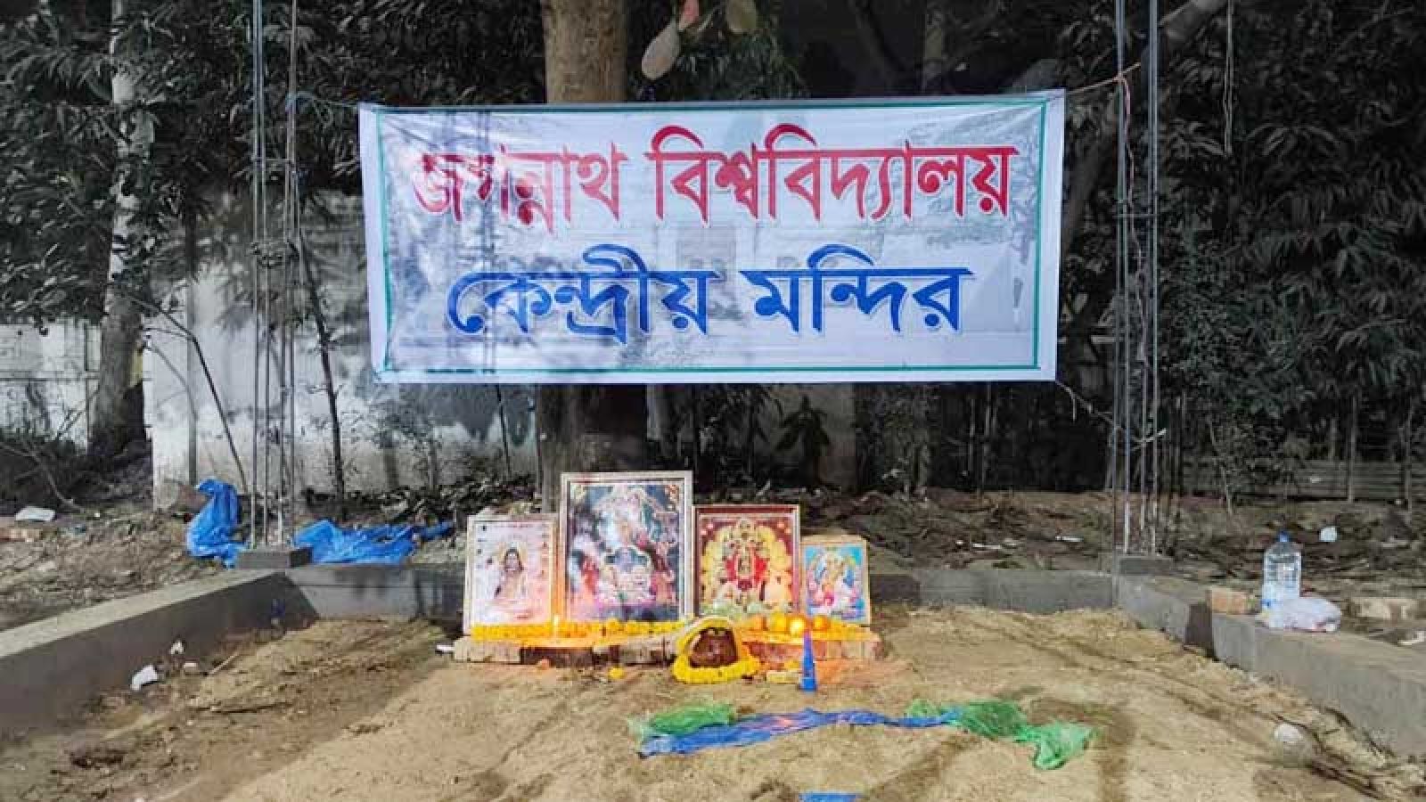 জগন্নাথে দিনভর বিক্ষোভের পর নিজেরাই মন্দির ‘উদ্বোধন’ করল শিক্ষার্থীরা