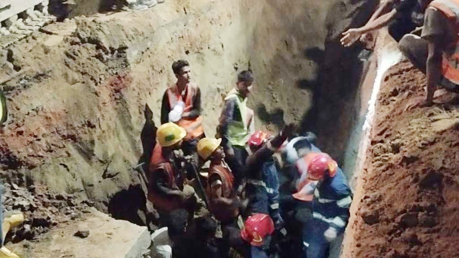 ওয়াসার স্যুয়ারেজ প্রকল্প: চট্টগ্রামে মাটি চাপায় প্রাণ গেল ২ শ্রমিকের