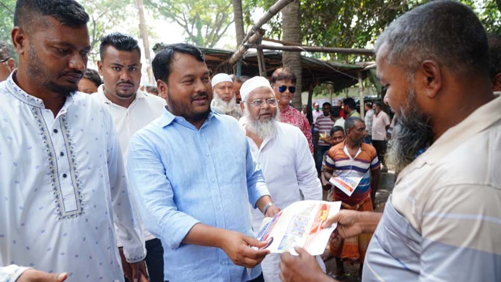ডেঙ্গু প্রতিরোধে জনসচেতনতামূলক লিফলেট বিতরণ
