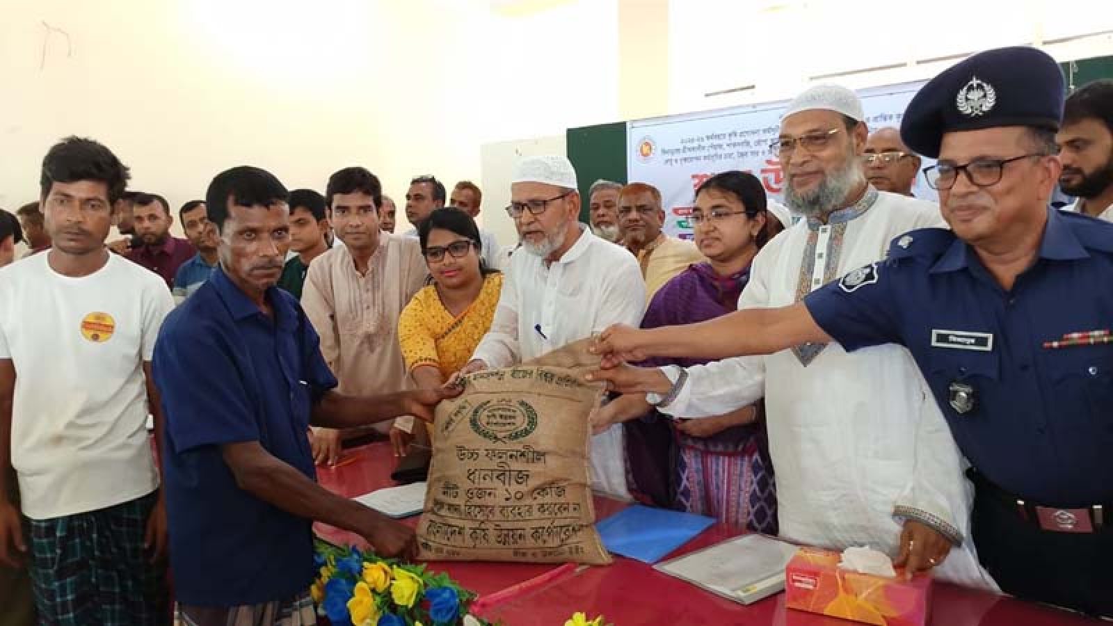 সাপাহারে বিনামূল্যে কৃষি প্রণোদনা বিতরণ