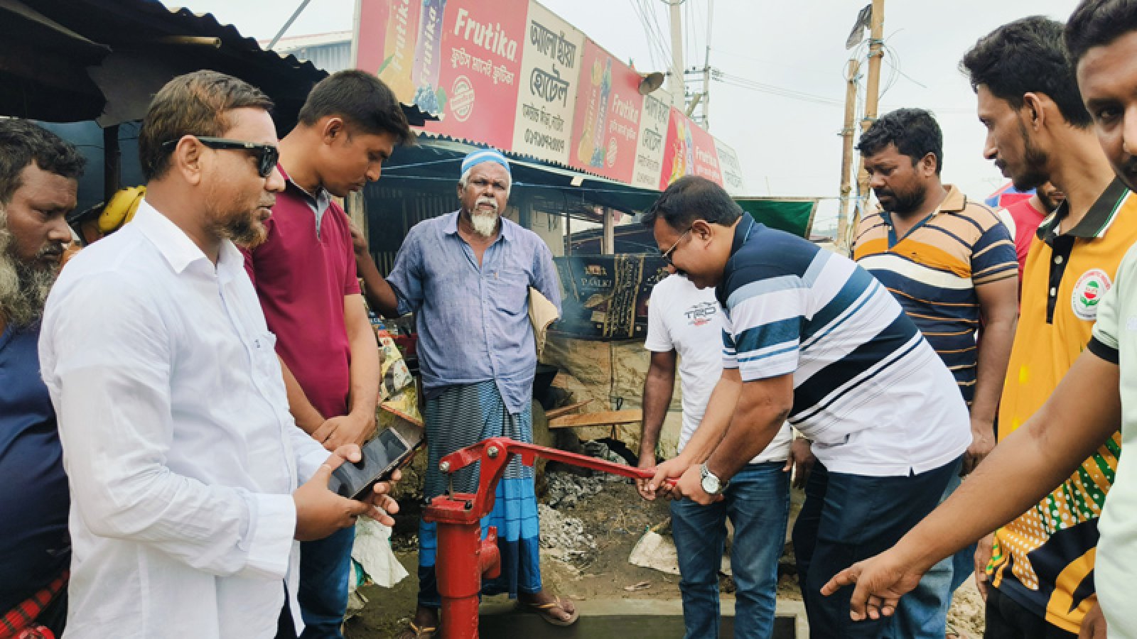 সিংড়ায় পানির সঙ্কট দূর করতে টিউবওয়েল স্থাপন করলেন যুবদল নেতা