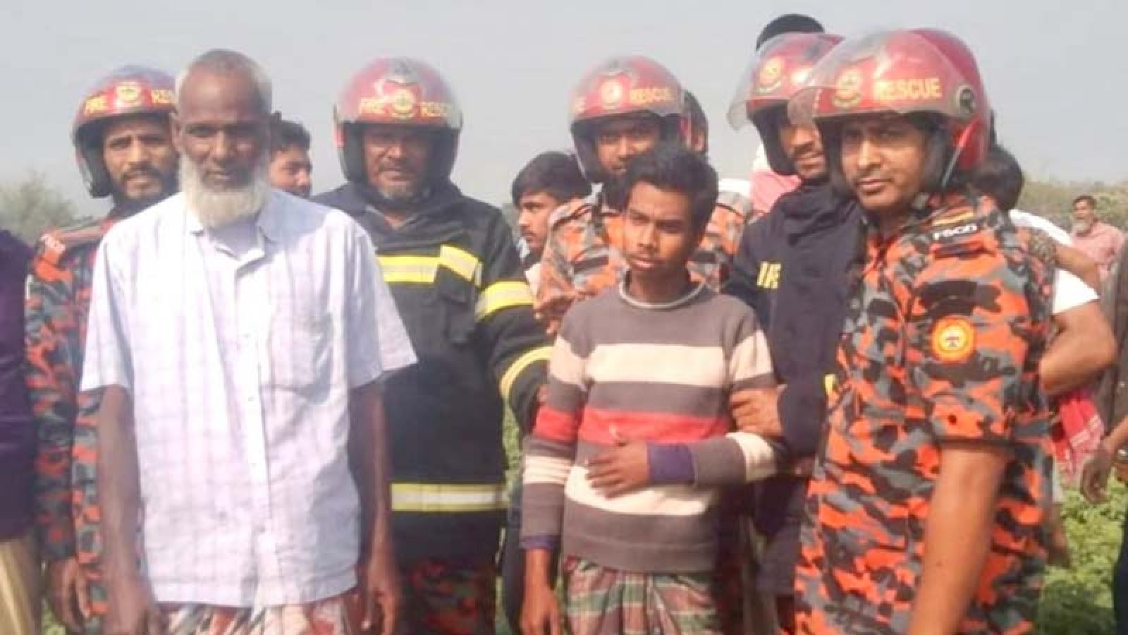 তানোরে মোবাইল না কিনে দেয়ায় হাইভোল্টেজ খুঁটিতে কিশোর
