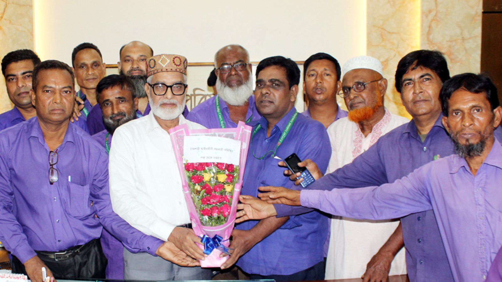 রাজশাহী জেলা পরিষদ প্রশাসক এরশাদ আলী ঈশাকে আইনজীবী সহকারী সমিতির শুভেচ্ছা