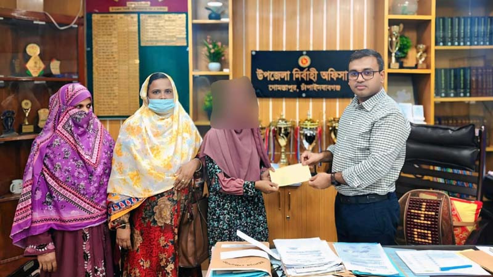 বাল্যবিয়ে ঠেকিয়ে পাশে দাঁড়ালেন গোমস্তাপুরের ইউএনও
