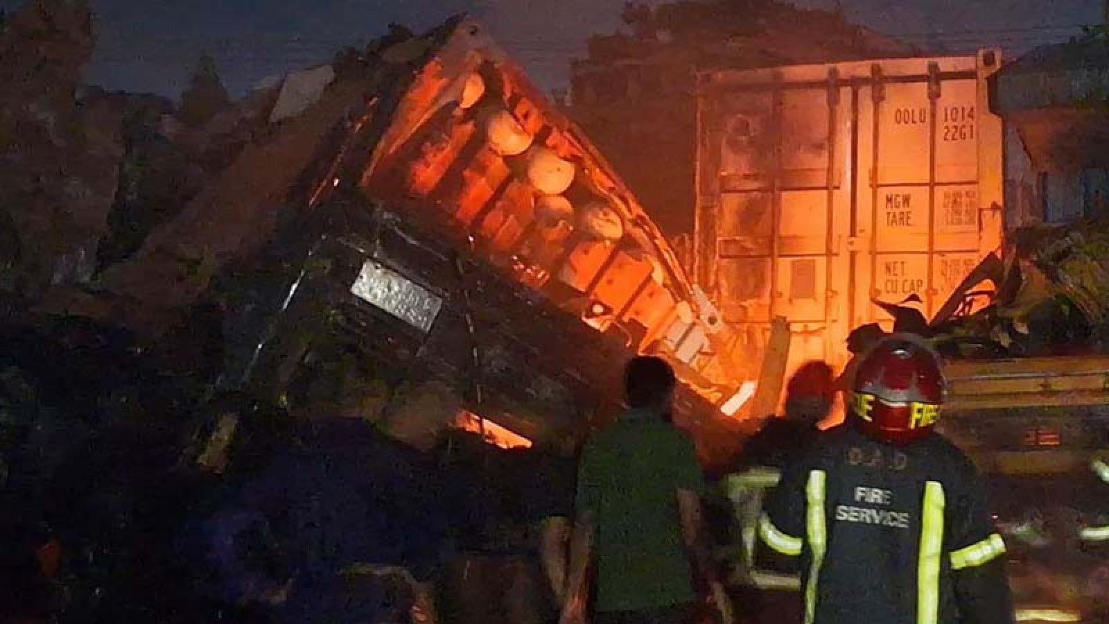 রাবি শিক্ষার্থীকে মারধরের ঘটনায় রেললাইনে আগুন-ভাঙচুর, বরখাস্ত ৪ আরএনবি সদস্য