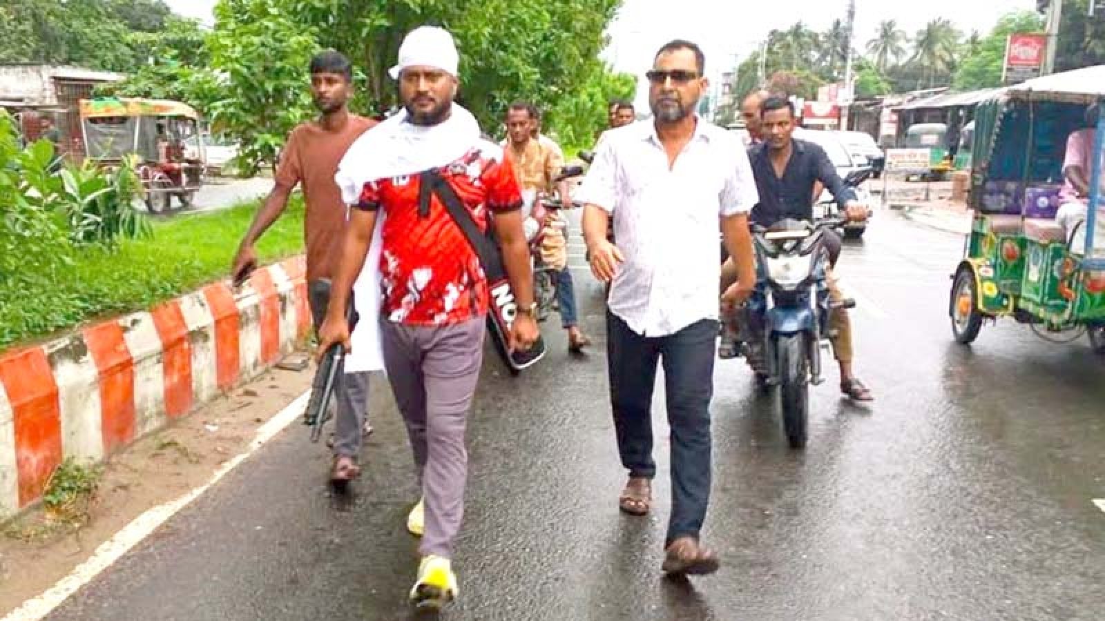 মাথায় কাফনের কাপড় বেঁধে অস্ত্র হাতে সাবেক ছাত্রদল নেতা জুবায়ের বাপ্পি’র শোডাউন, গ্রেপ্তার দাবি