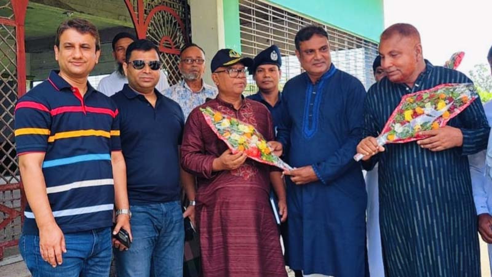 সিংড়ার আদর্শ গ্রাম হুলহুলিয়া পরিদর্শনে রাজশাহী রেঞ্জের ডিআইজি