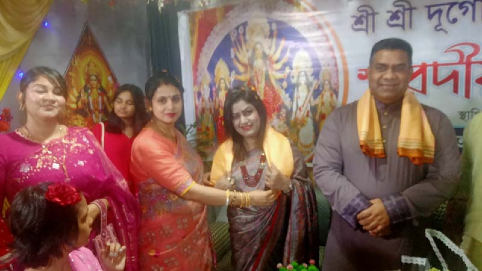চাঁপাইনবাবগঞ্জে দুর্গাপূজার মণ্ডপ পরিদর্শনে ডিআইজি আশিক সাঈদ