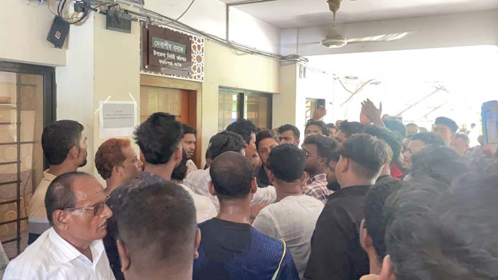 বাগাতিপাড়ায় ফ্যামিলি কার্ডের নিয়োগ নিয়ে বিক্ষোভ, ইউএনওর কক্ষে লাথি