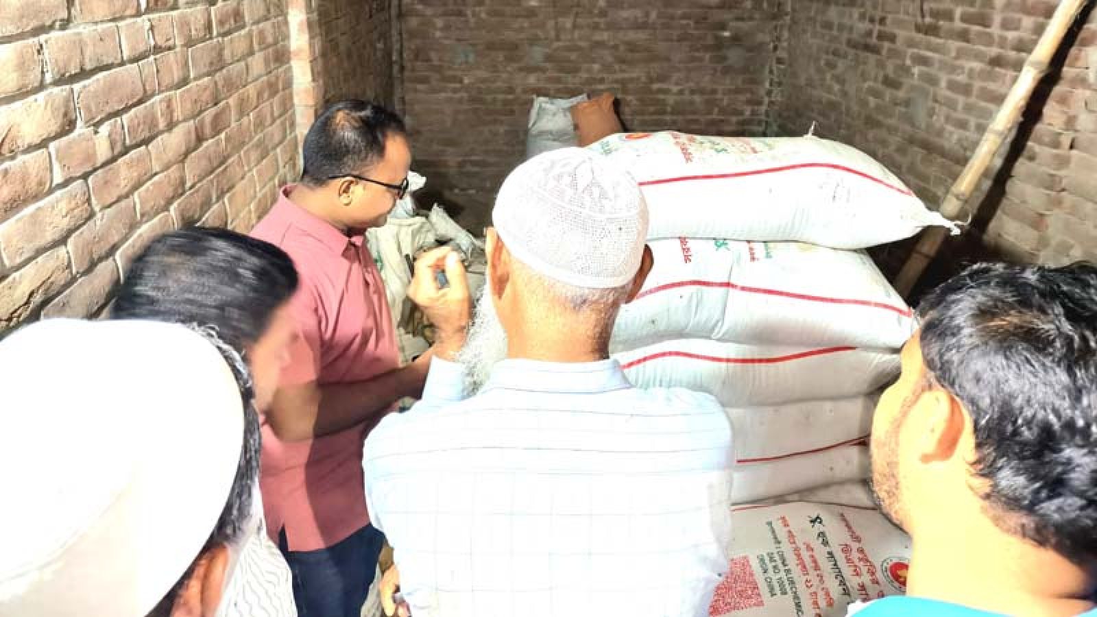 গোমস্তাপুরে ডিএপি সার জব্দ, ৩০ হাজার টাকা অর্থদণ্ড