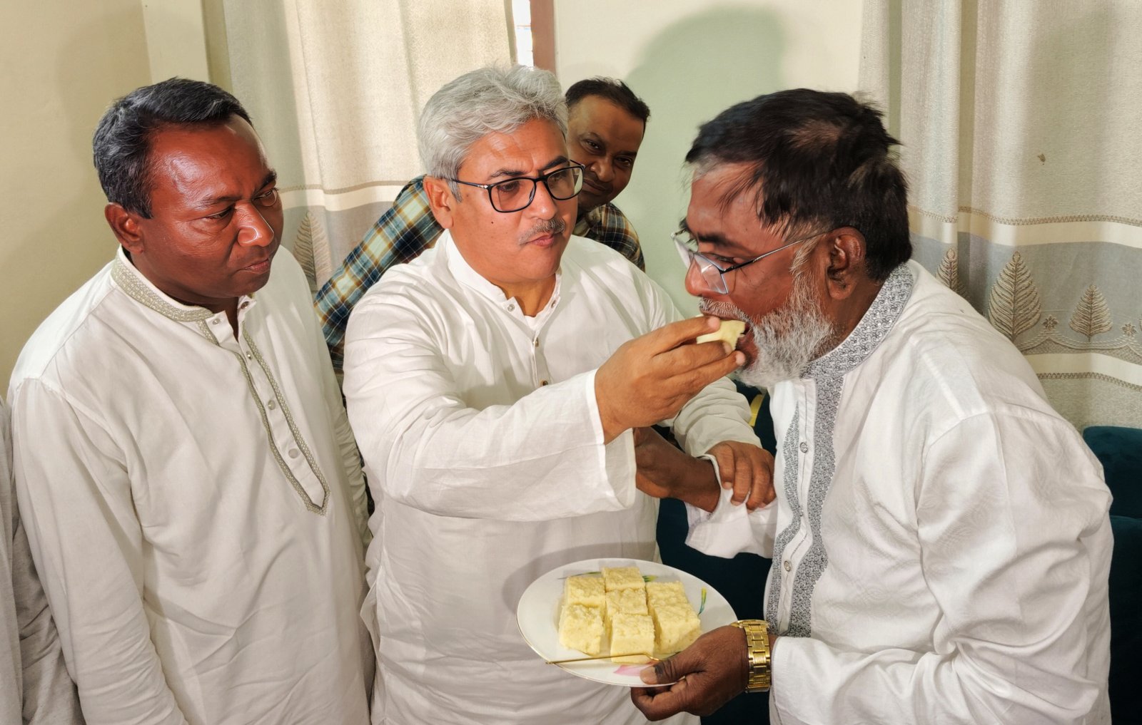 ভোটের লড়াই পেরিয়ে সৌজন্যের রাজনীতি : রাজশাহী-৩ আসনে বিএনপি-জামায়াত প্রার্থীর শুভেচ্ছা বিনিময়