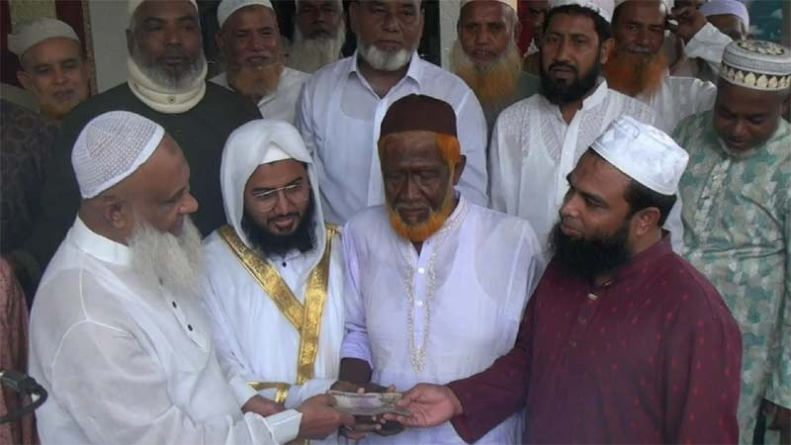 নাটোরে সাবেক পৌর মেয়রের ব্যক্তিগত তহবিল থেকে মসজিদে অর্থ প্রদান