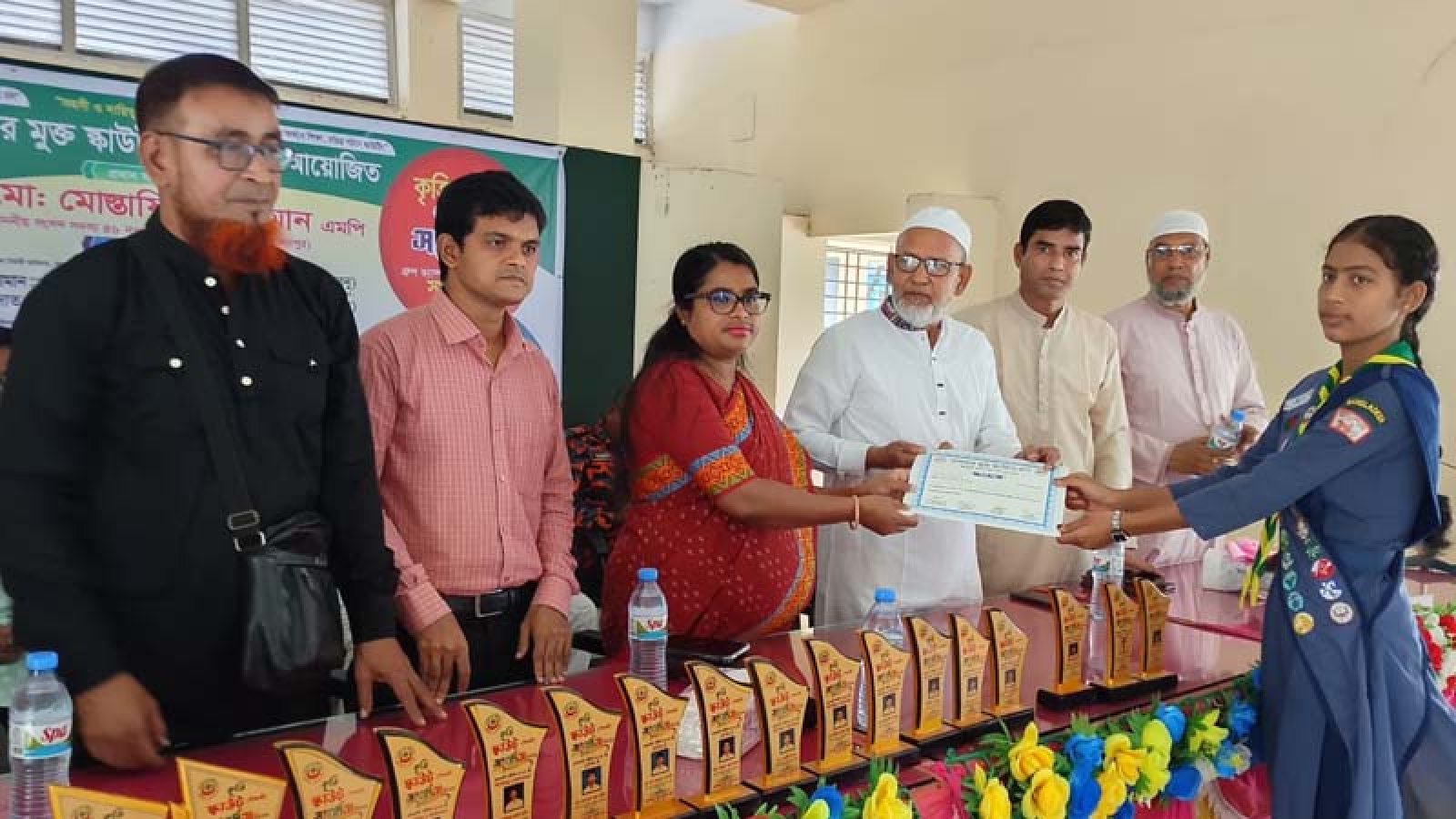 সাপাহারে কৃতী শিক্ষার্থীদের সংবর্ধনা ও সনদপত্র বিতরণ