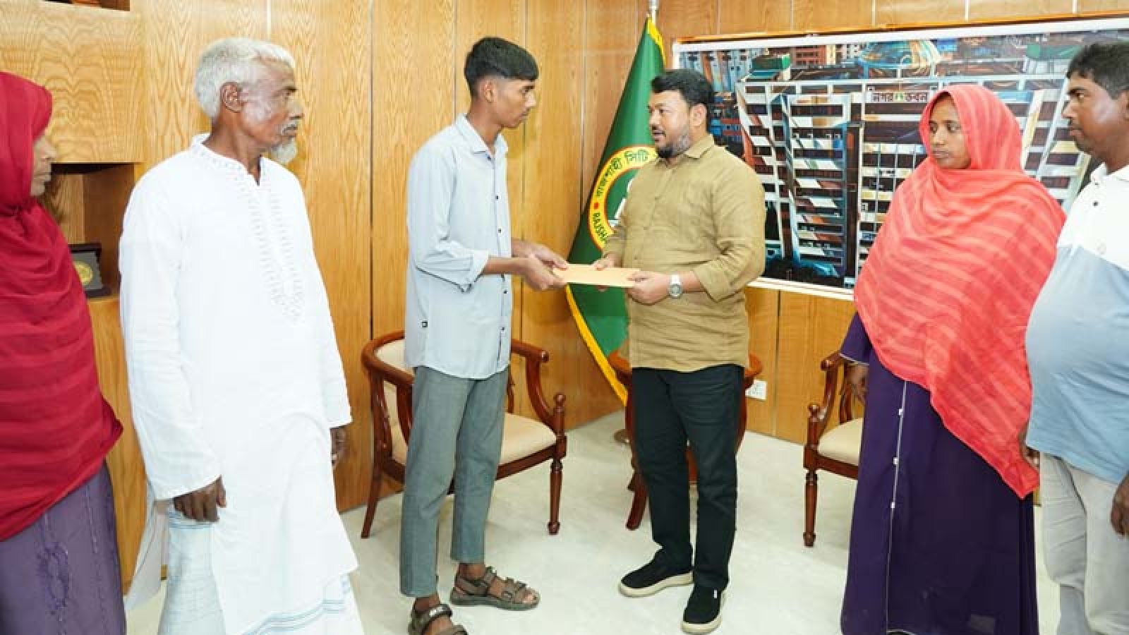 অদম্য মেধাবী শিক্ষার্থী ফাহিম আলীর পাশে রাসিক প্রশাসক