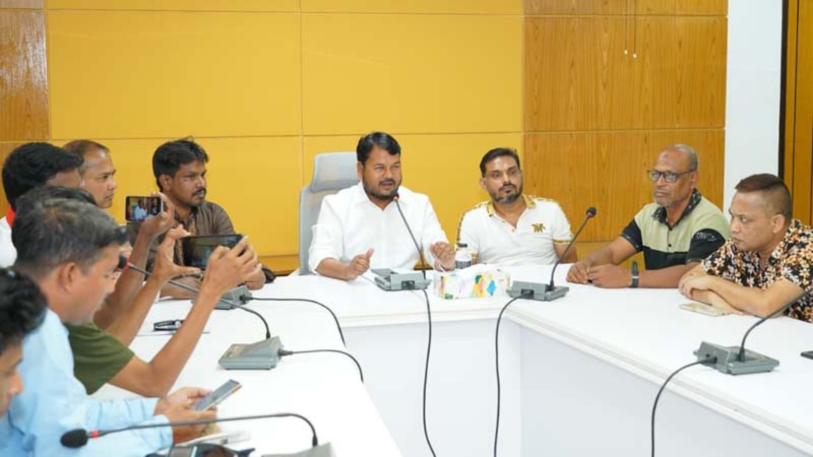 বরেন্দ্র প্রেসক্লাবের নেতৃবৃন্দের সাথে রাসিক প্রশাসকের মতবিনিময়