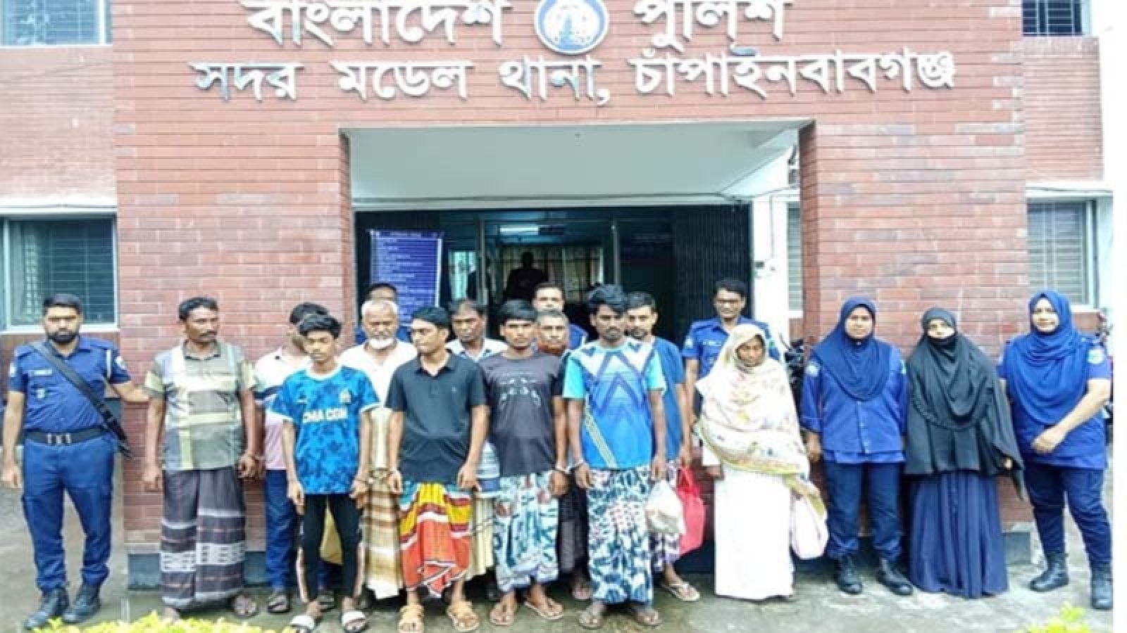 চাঁপাইনবাবগঞ্জে বিজিবি-পুলিশের পৃথক অভিযানে বিপুল মাদক জব্দ, গ্রেপ্তার ২২