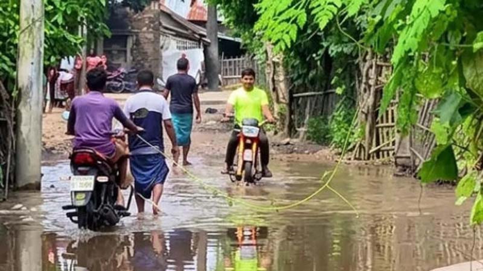 পিচ উঠে গর্ত, বর্ষায় কাদায় ডুবছে শিবগঞ্জের সড়ক