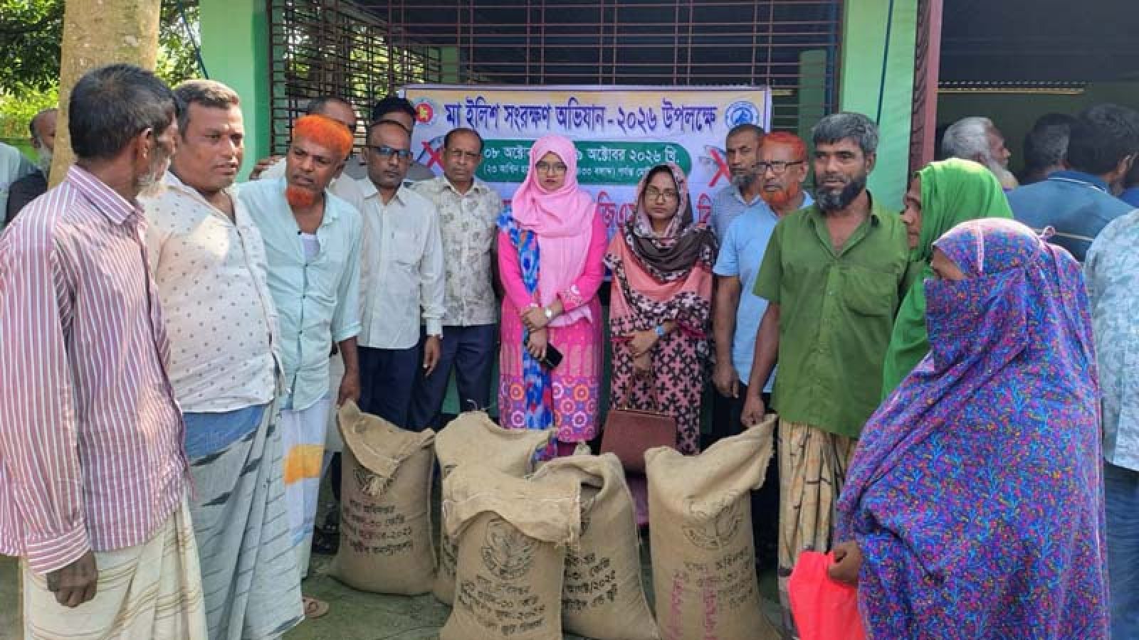 বাঘায় ৭৮১ জেলে পরিবার পেল ১৯.৫২৫ টন চাল