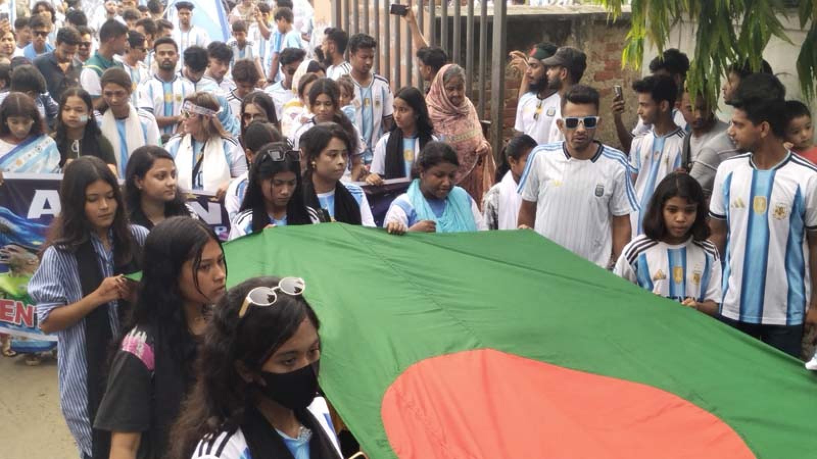 নাটোরে আর্জেন্টিনা সমর্থকদের র‌্যালি