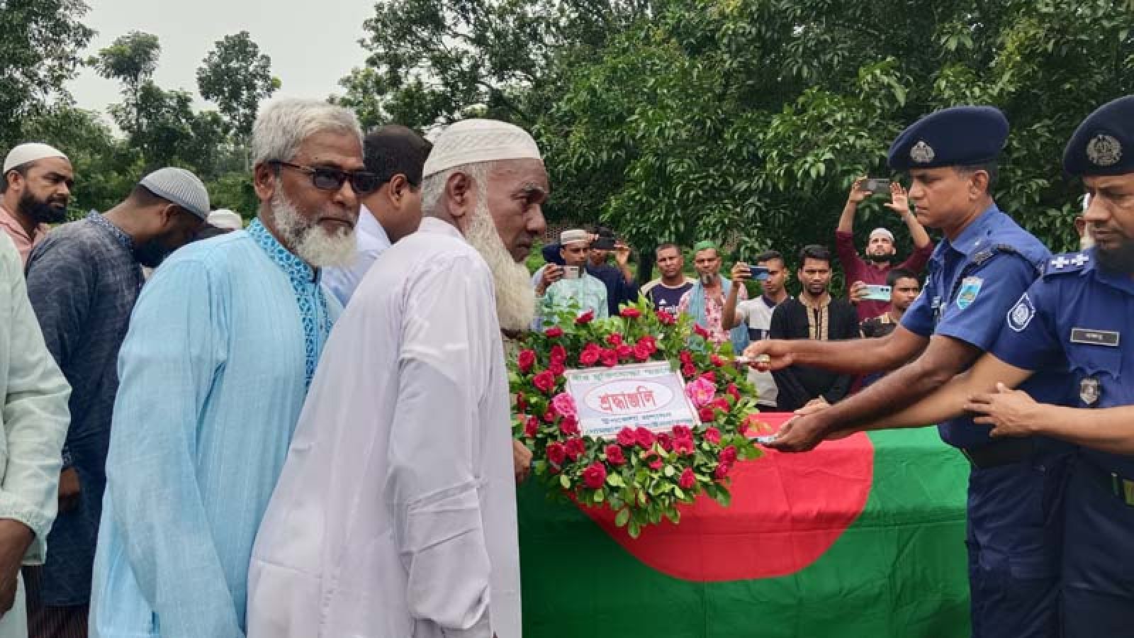 গোমস্তাপুরে বীরমুক্তিযোদ্ধা আনোয়ার হোসেনের দাফন সম্পন্ন