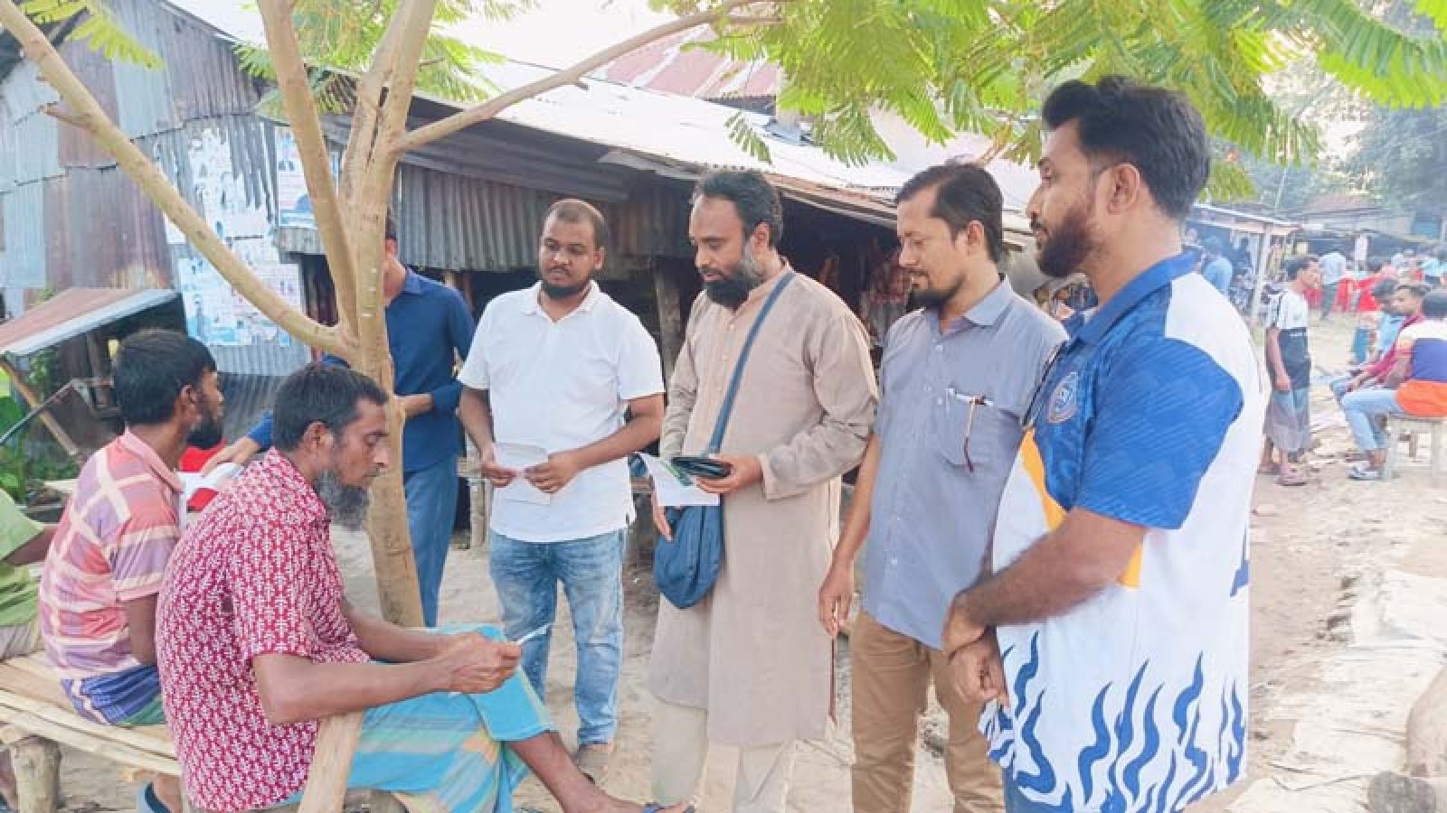 সিংড়ায় পরিবেশ ও প্রকৃতি আন্দোলনের লিফলেট বিতরণ