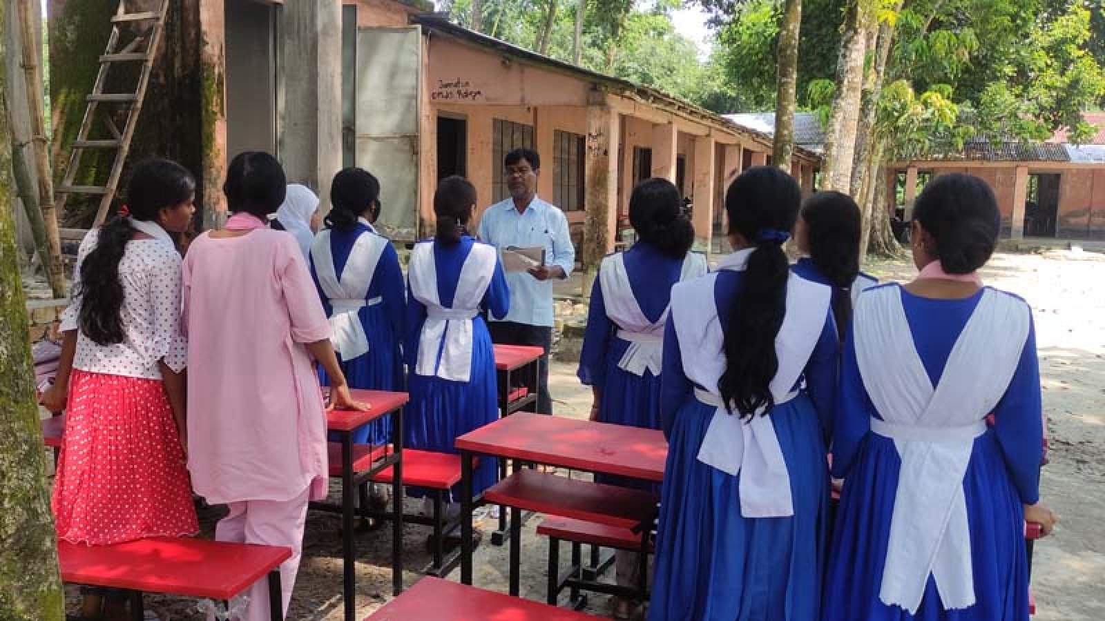বদলগাছীতে ক্লাসরুমের ওয়াল ধসে পড়ায় মাঠে পাঠদান