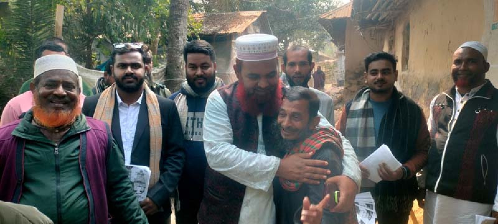 রাজশাহী-৫: দাঁড়িপাল্লায় ভোট চেয়ে জামায়াত প্রার্থীর গণসংযোগ