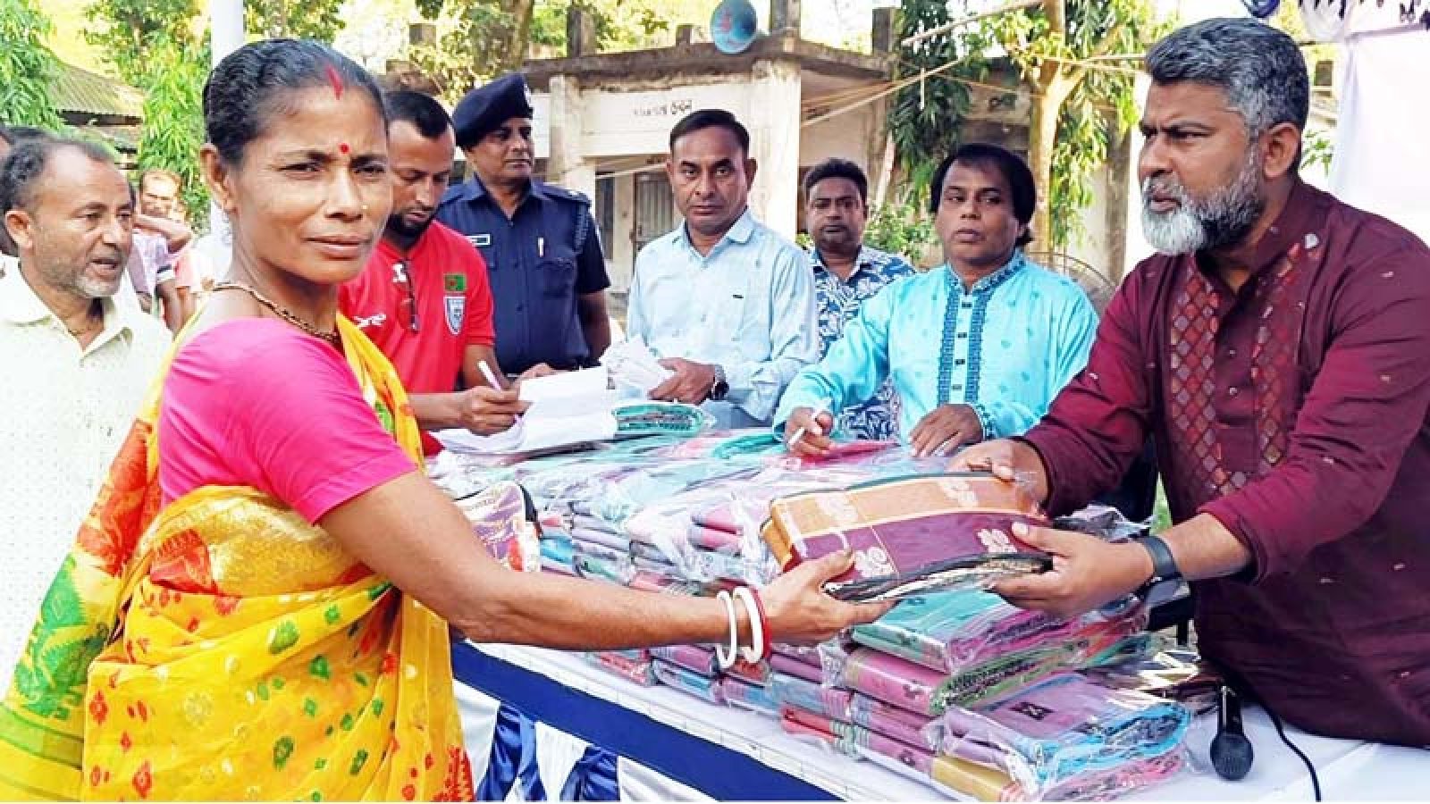 বদলগাছীতে ৪০০ হিন্দু পরিবারের হাতে প্রধানমন্ত্রীর উপহার শাড়ি-লুঙ্গি