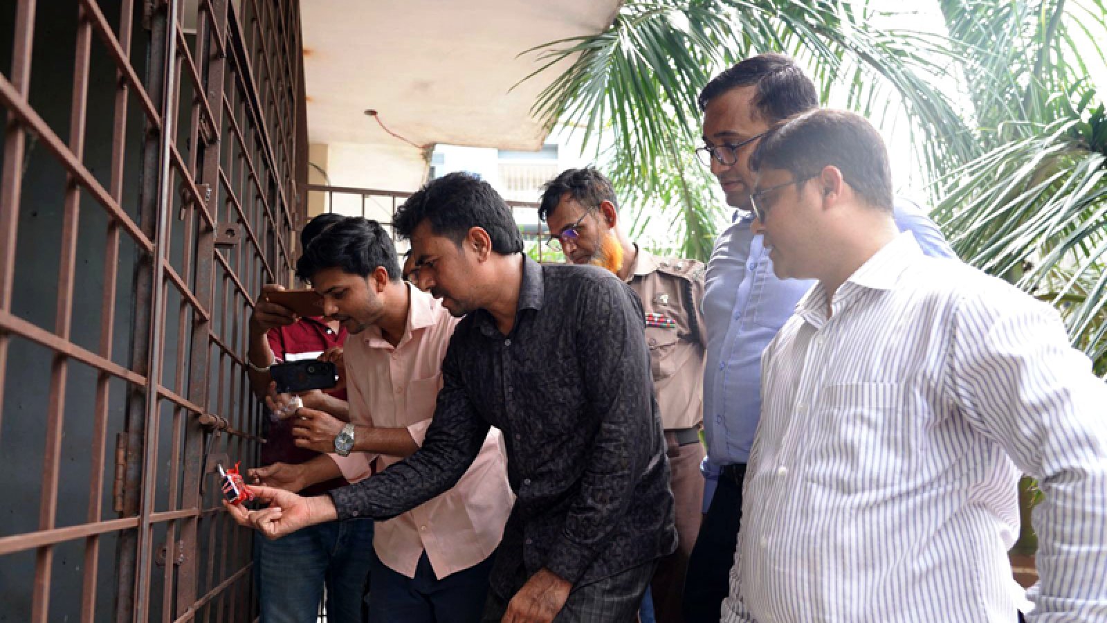 ভুবনমোহন পার্কের স্থাপনা অবৈধ দখলমুক্তকরণ