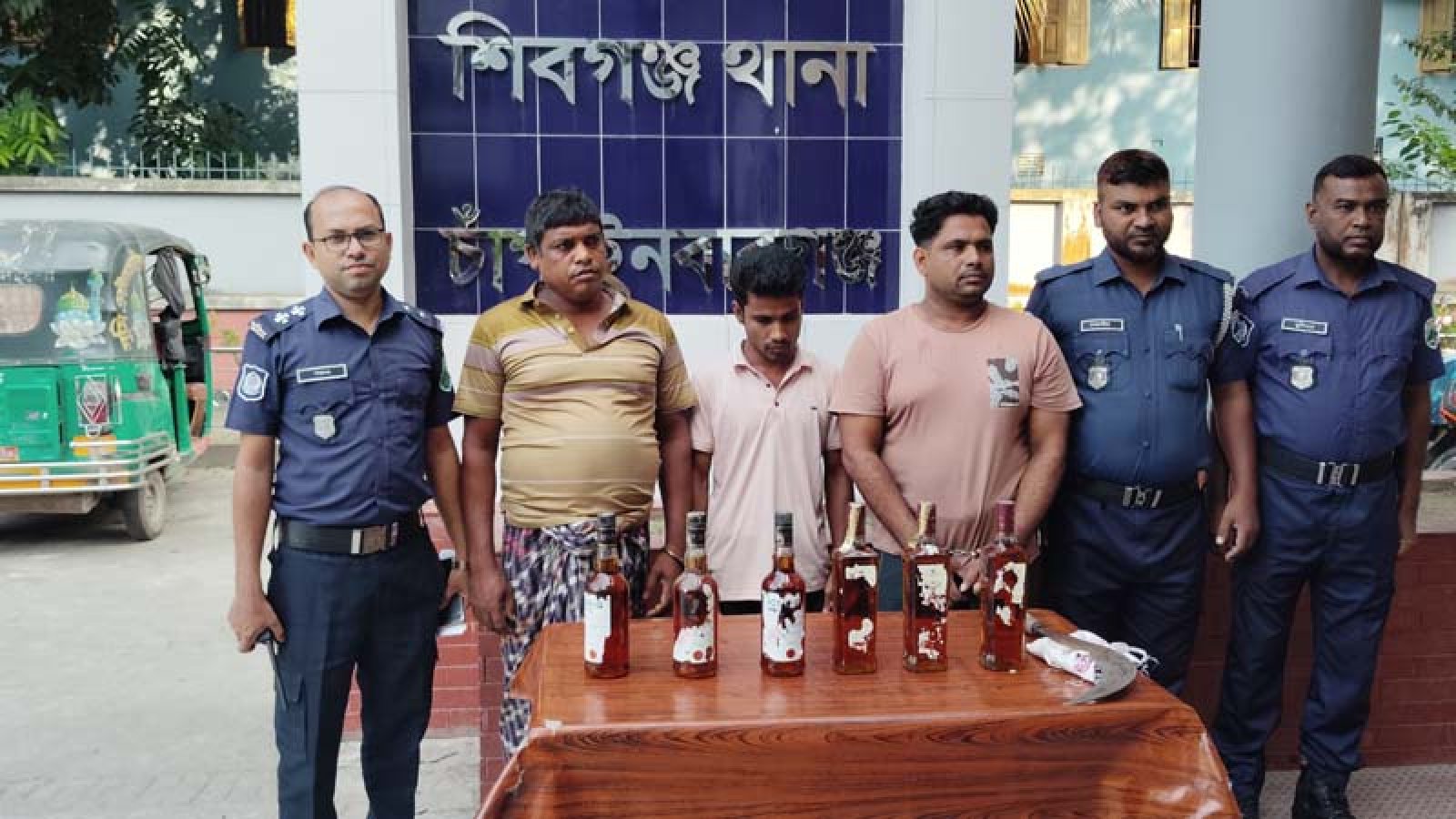 শিবগঞ্জে মাদকবিরোধী অভিযানে পুলিশের ওপর হামলার অভিযোগ, গ্রেপ্তার ৩