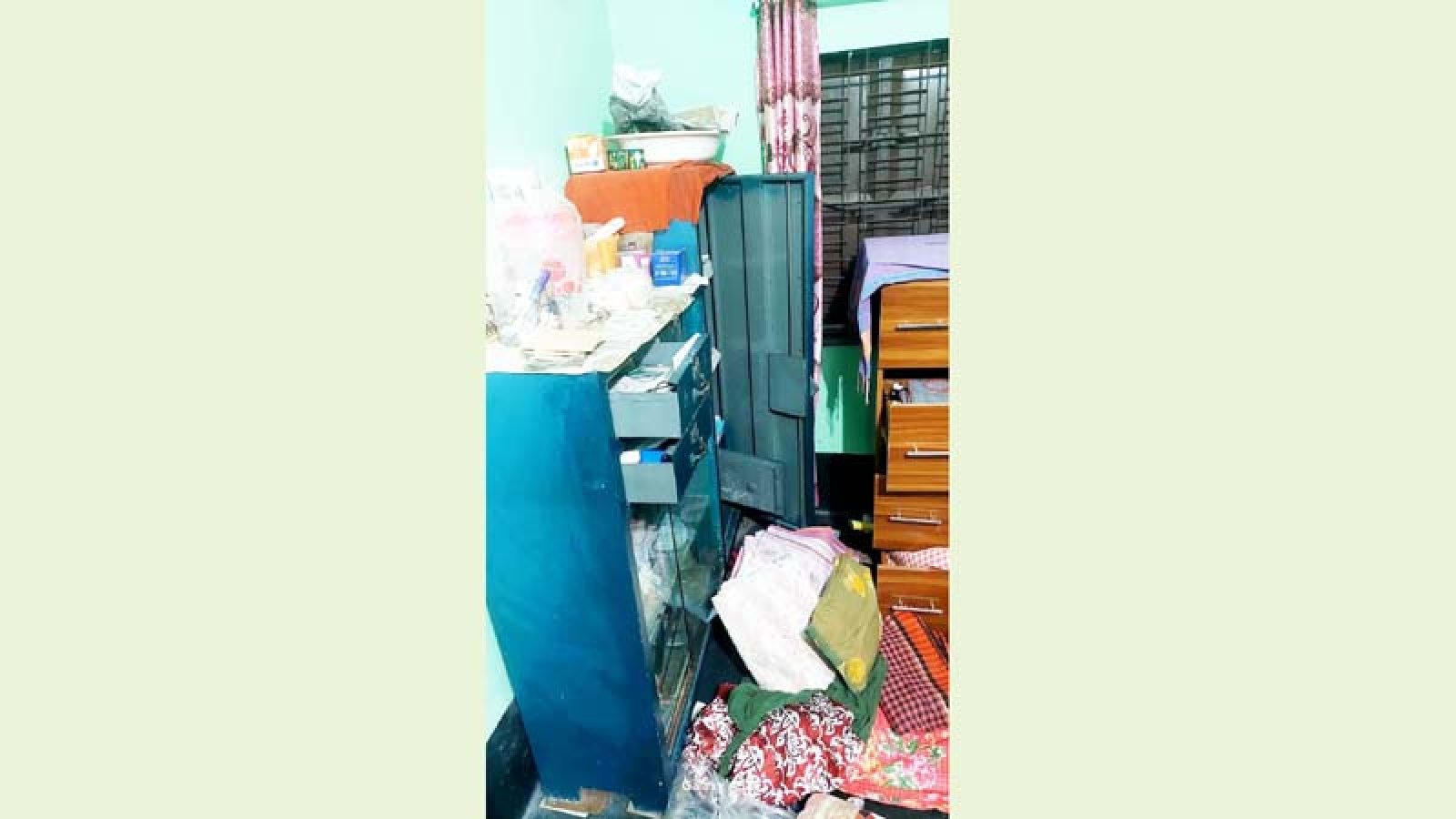 বদলগাছীতে জানালা ভেঙে বৃদ্ধার সাড়ে ৩ লাখ টাকার স্বর্ণালংকার চুরি