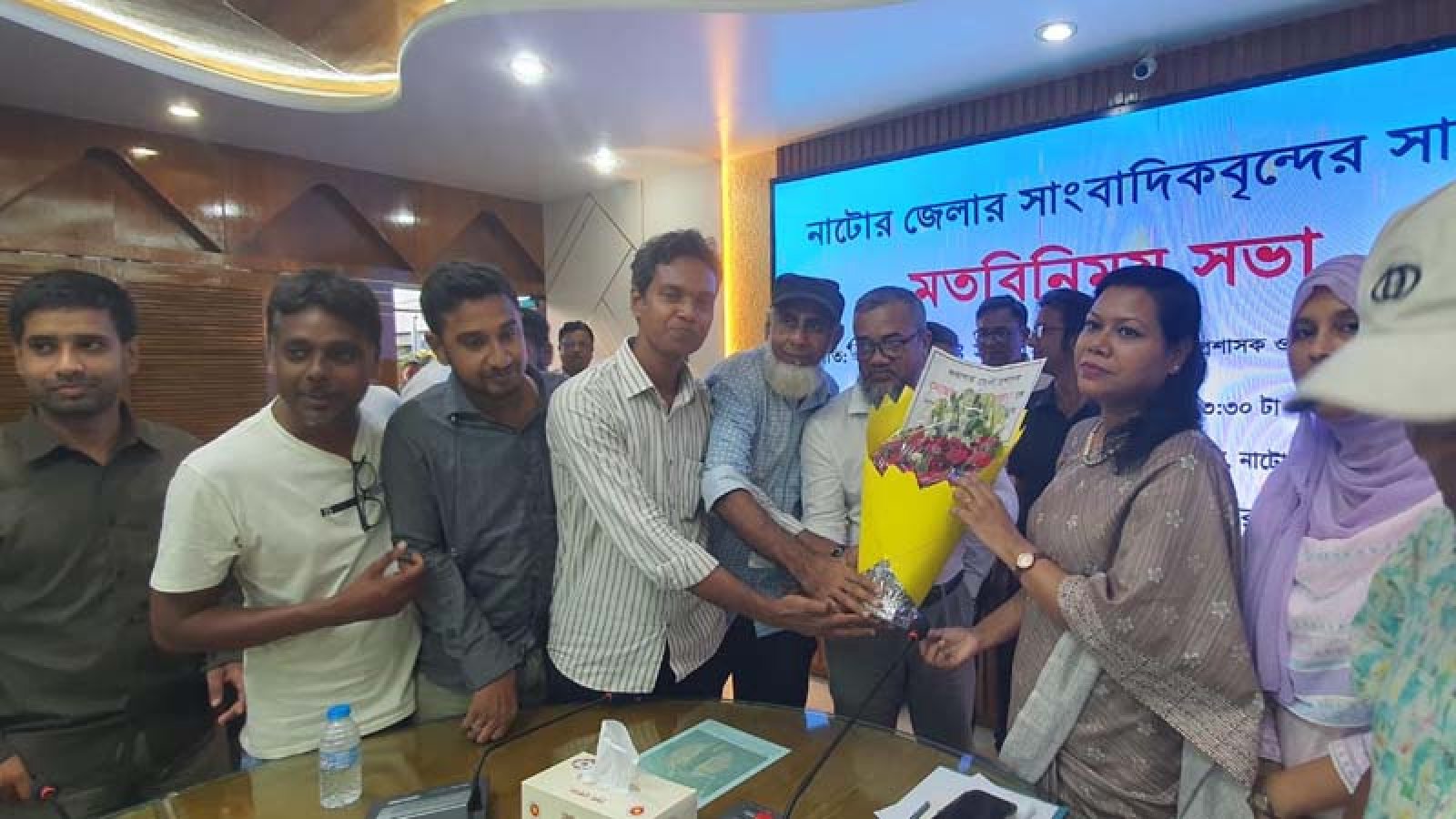 নাটোরে গণমাধ্যমকর্মীদের সাথে জেলা প্রশাসকের মতবিনিময় সভা