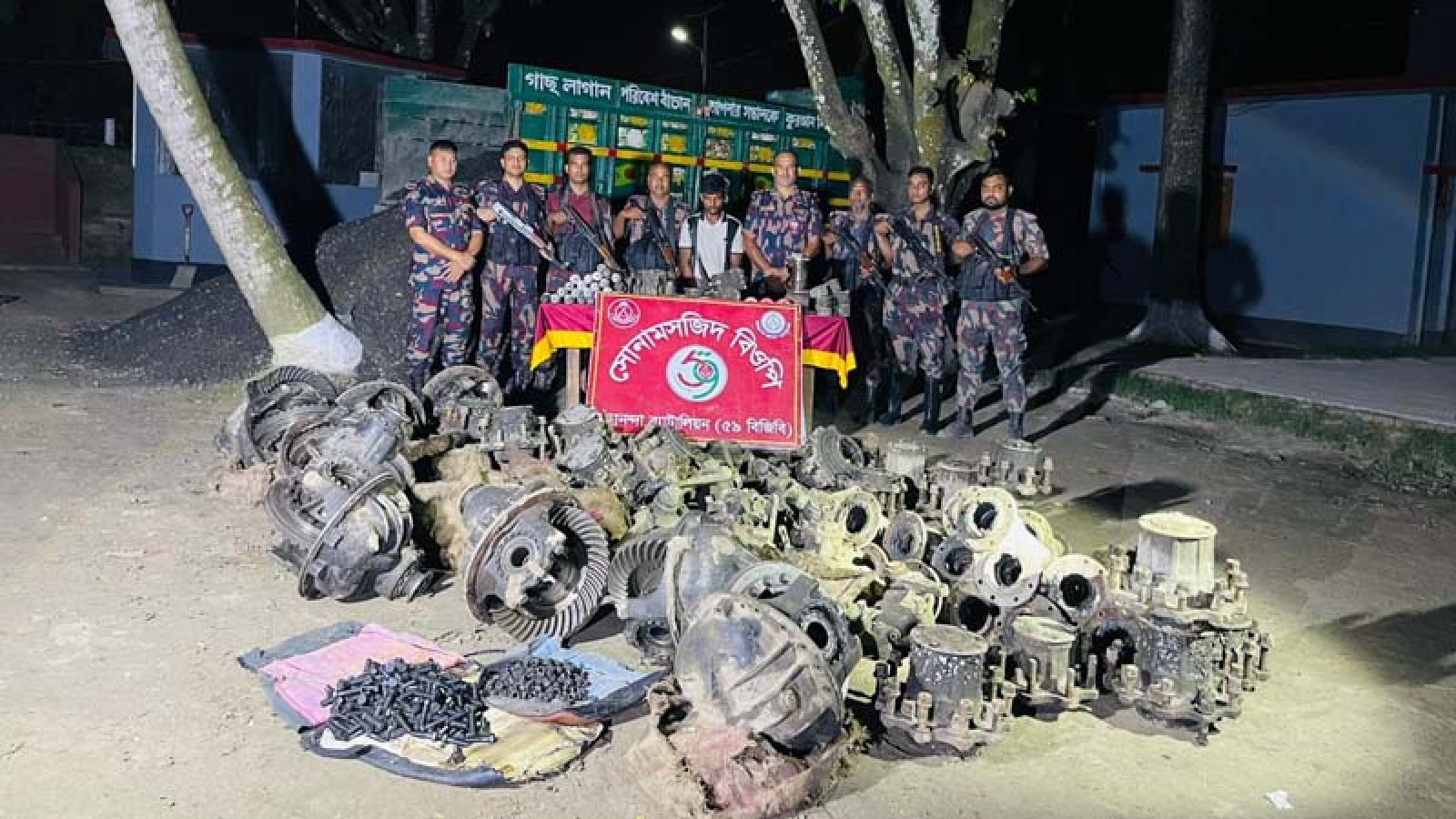 সোনামসজিদ সীমান্তে চোরাই পথে আসা ভারতীয় ট্রাকের যন্ত্রাংশসহ ১ জনকে আটক