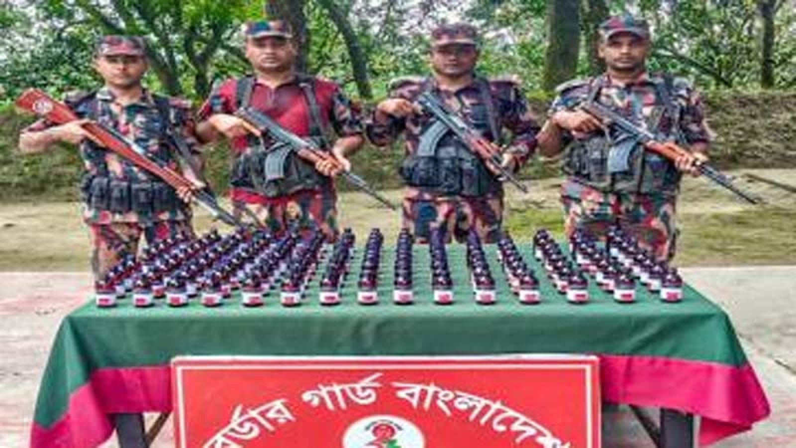 শিবগঞ্জ সীমান্তে বিজিবির অভিযানে ভারতীয় এস্কাফ সিরাপ উদ্ধার