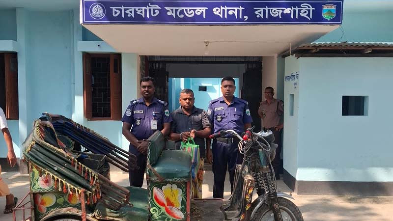 চারঘাটে চুরি হওয়া অটোরিকশা ও মালামাল উদ্ধার, আটক ১