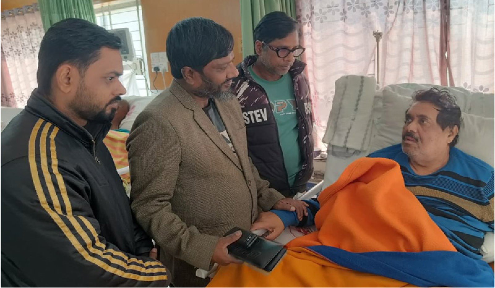অসুস্থ সাংবাদিক রেজাউল করিম রাজু’র খোঁজ খবর নেন সিটি প্রেসক্লাব নেতৃবৃন্দ